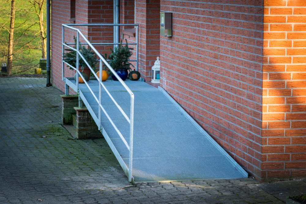 Rollstuhlrampe am Haus